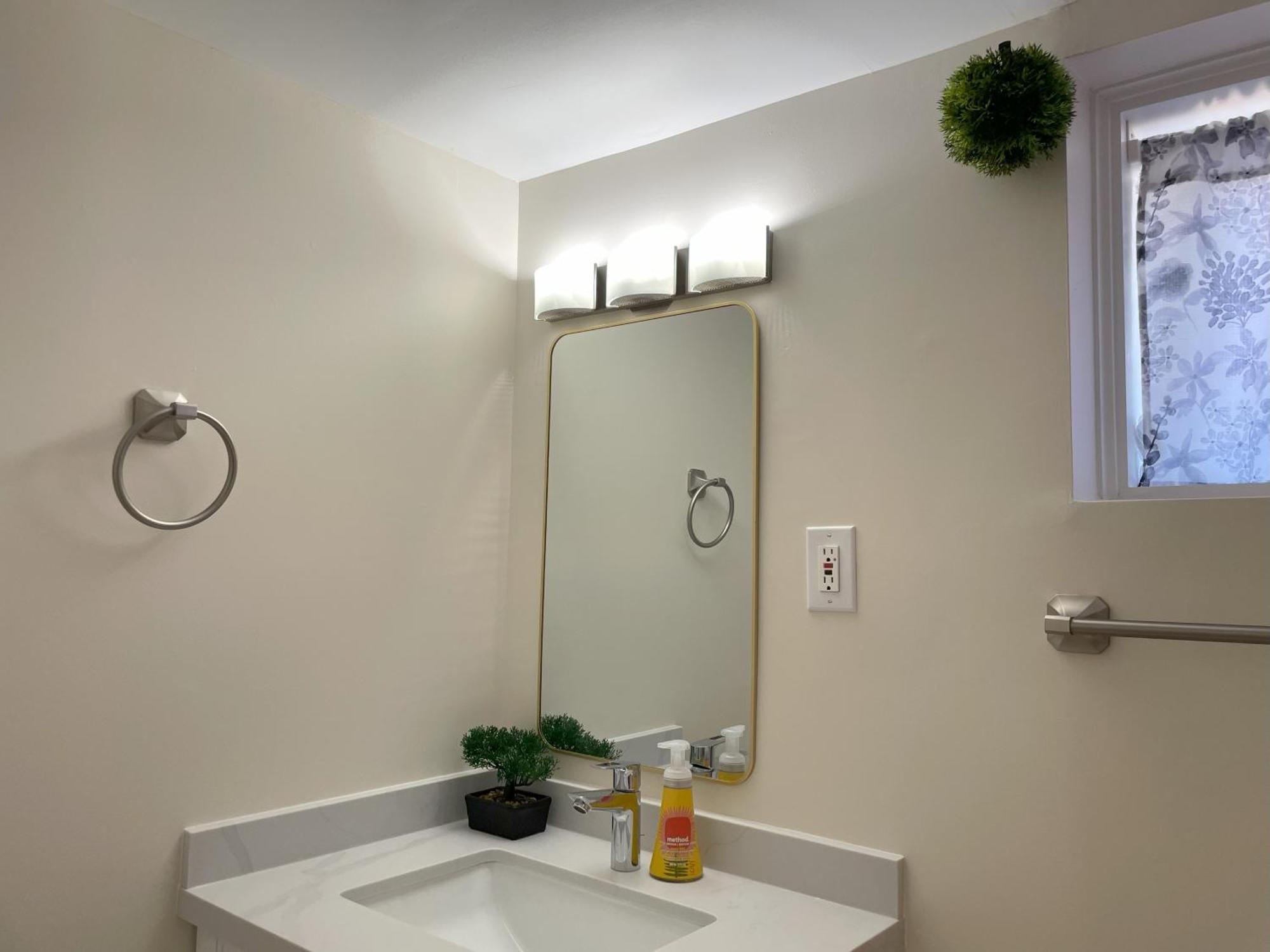 Ferienwohnung Newly-Renovated 3Br House, 12 Minutes To Airport Toronto Exterior foto