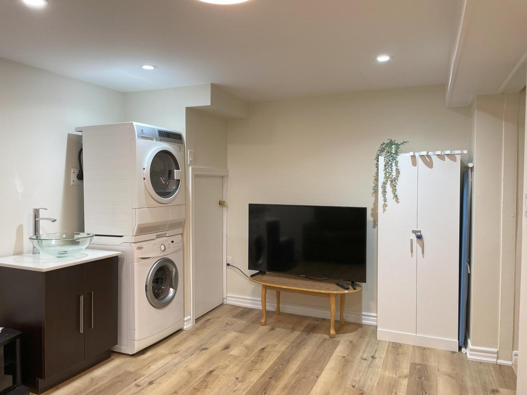 Ferienwohnung Newly-Renovated 3Br House, 12 Minutes To Airport Toronto Exterior foto