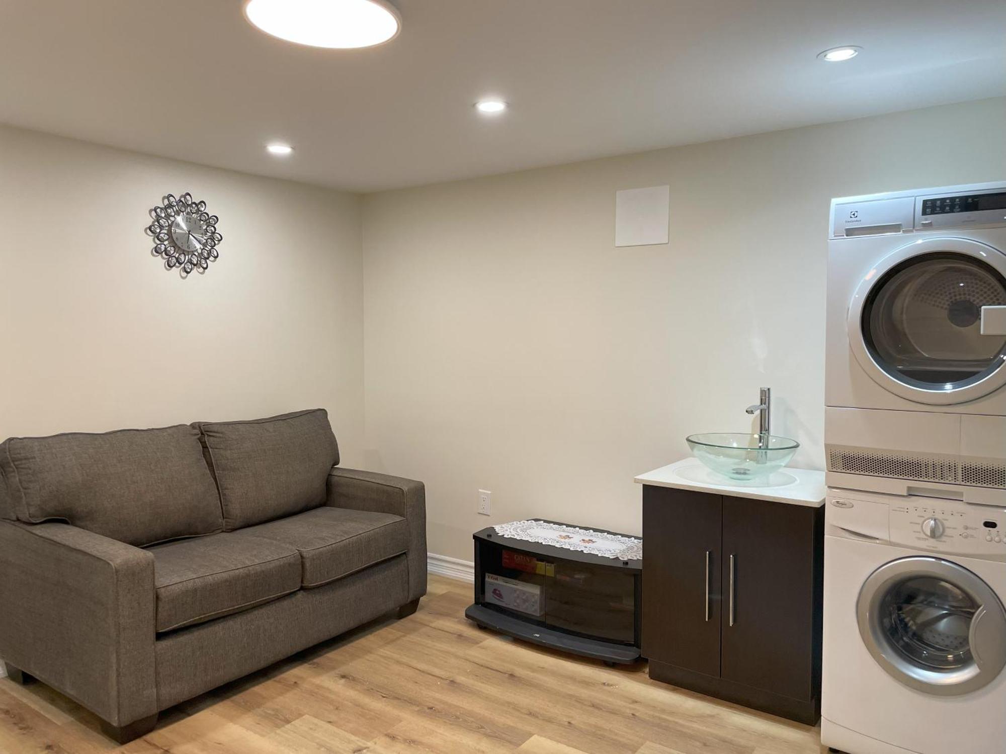 Ferienwohnung Newly-Renovated 3Br House, 12 Minutes To Airport Toronto Exterior foto